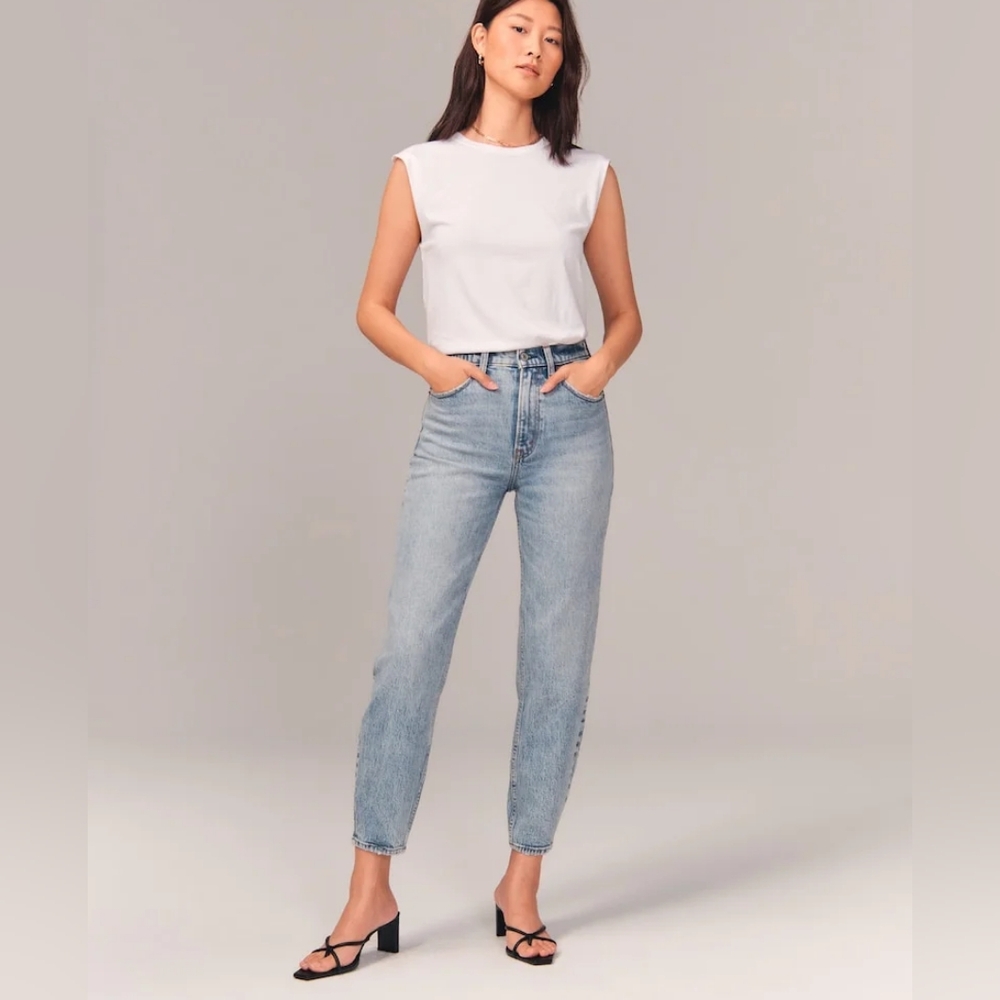 Abercrombie & Fitch 90's Inspired high rise mom jeans